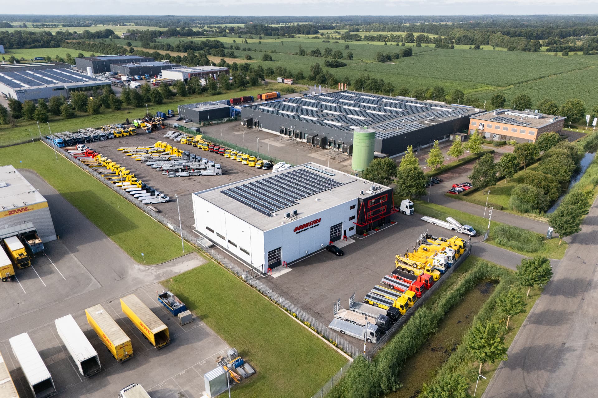 Het terrein van Boonstra Recovery Trucks vanuit de lucht