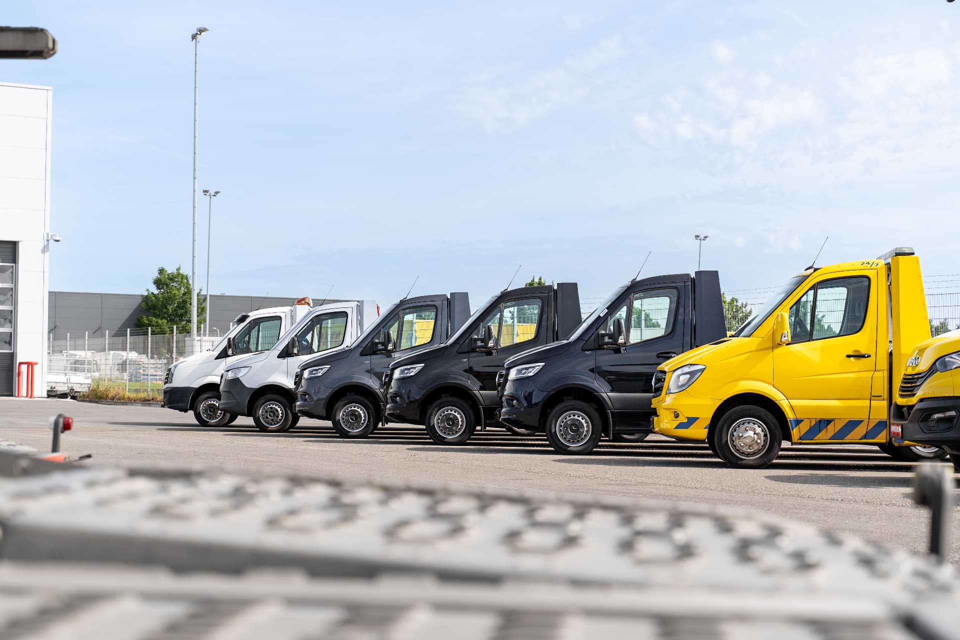 Bergingsvoertuigen op basis van bestelwagens naast elkaar