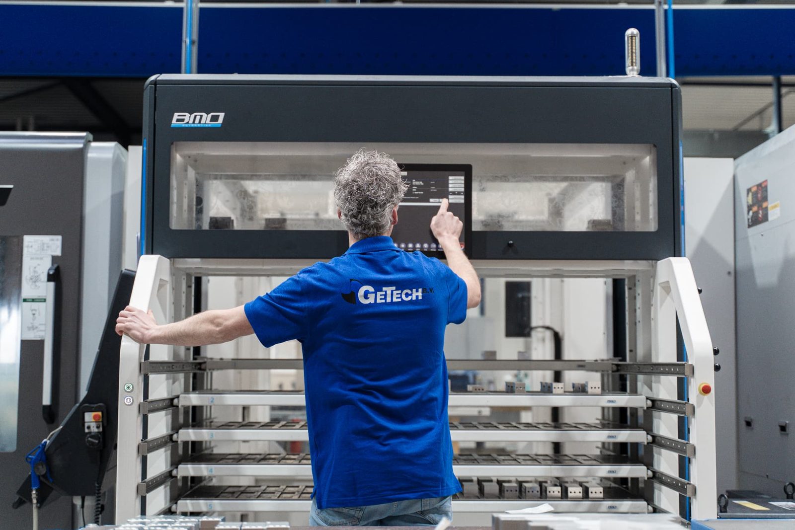 Operator bedient een BMO-palletsysteem in de productiehal van GeTech
