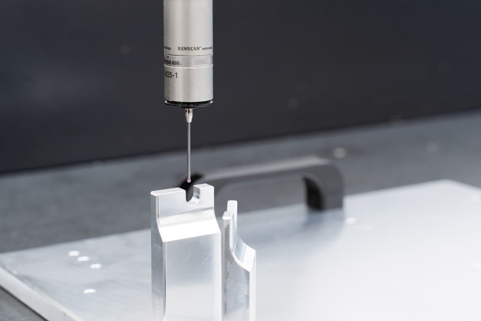 Meettaster controleert een gefreesd aluminium onderdeel