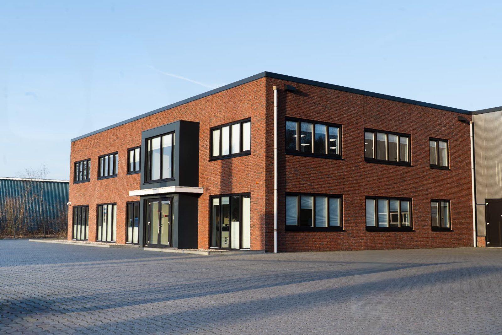 Het pand van GeTech in de ochtendzon
