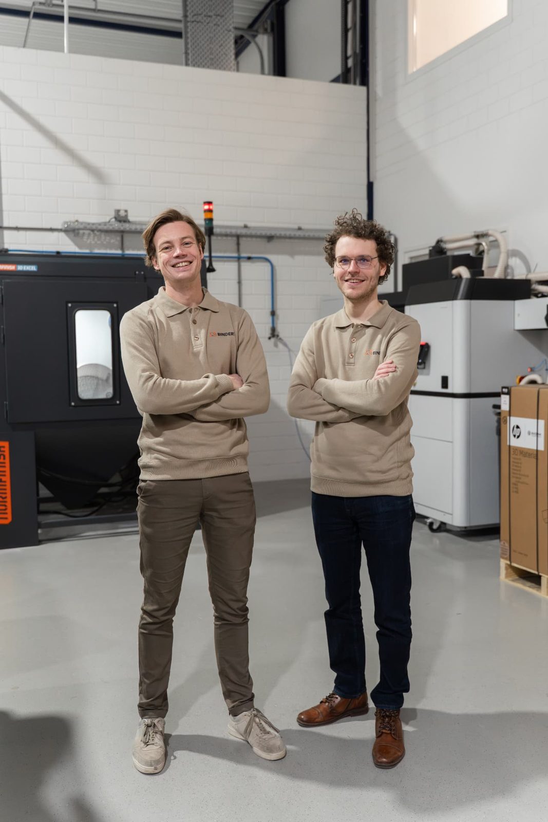 Twee medewerkers bij de 3D-printers